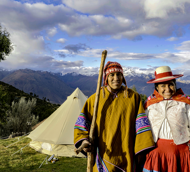 Comunidad andina en paisaje montañoso