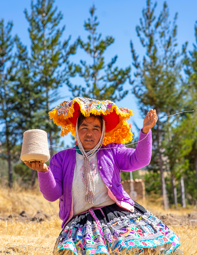 Joven andina mostrando artesanía