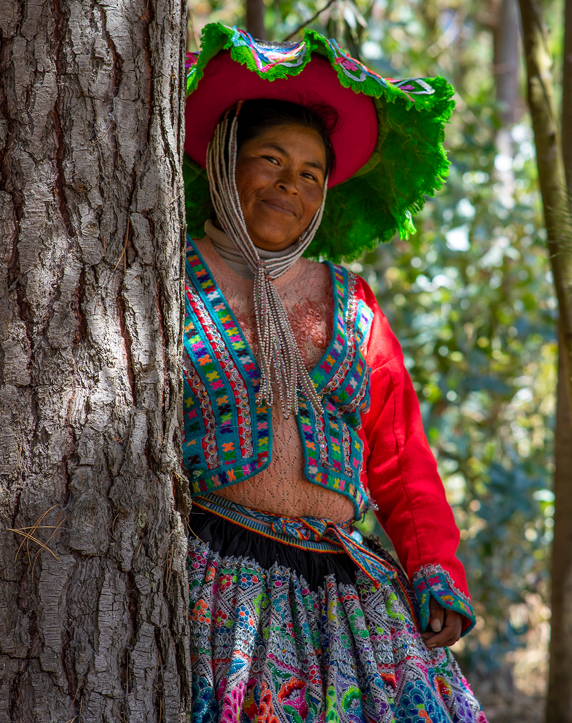 Niña andina con vestimenta tradicional