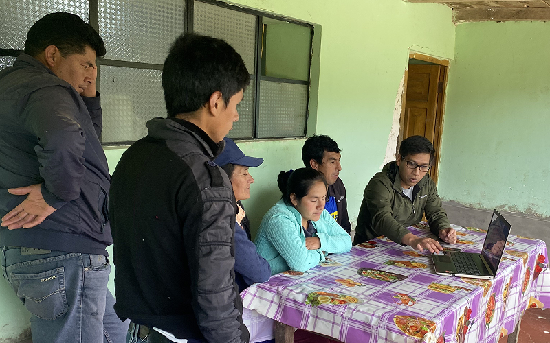 Jóvenes participando en sesión de trabajo
